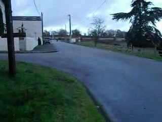 Crusader Royal Enfield : Course Extrême et Astuces pour Éviter la Barrière 🏍️