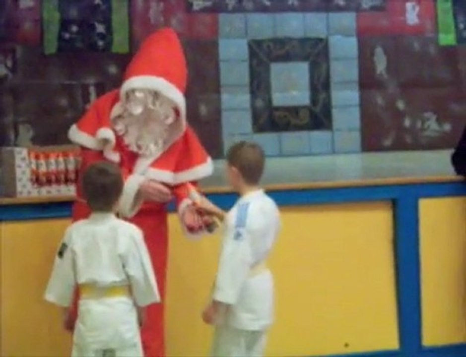 St-Aubert : le Père Noël rend visite aux petits judokas