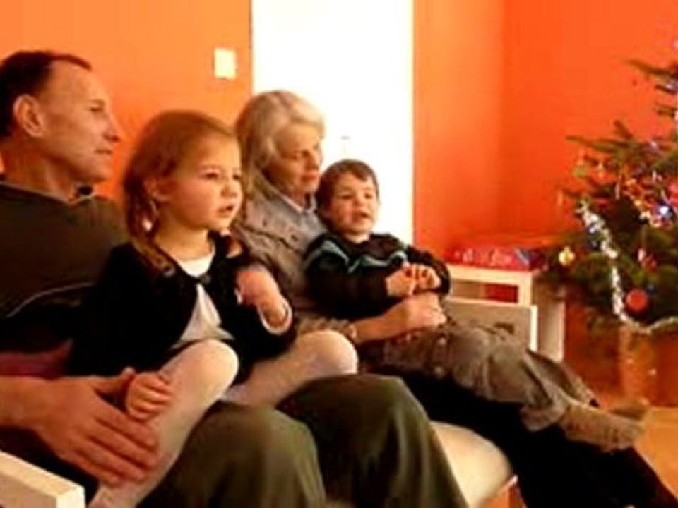 Suzanne et Victor chantent N.O.Ë.L