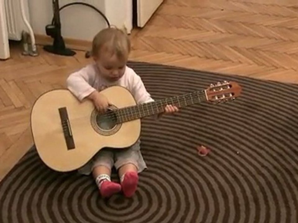Linda spielt Gitarre