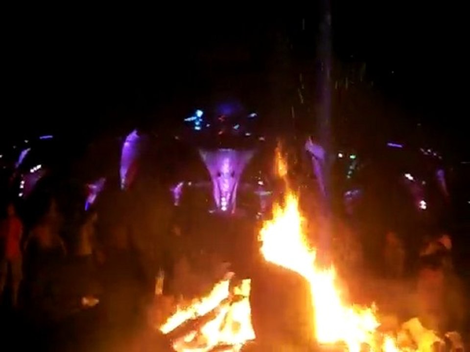 Ozora 2009 autour du feu avant de le mettre... :)