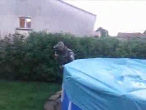 manu qui canarde thomas a coup de famas