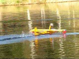 Un fabuleux petit hydravion cousu main .