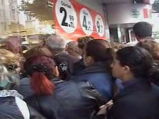 BU İNSANLAR NEYE BAKIYOR