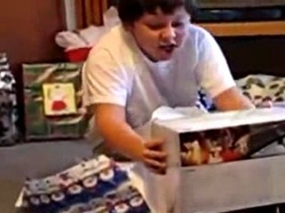 Un enfant découvre son cadeau de noël