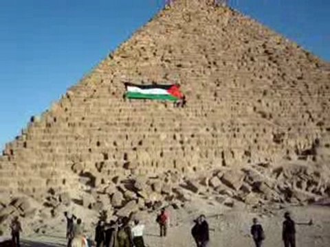 drapeau palestinien sur face pyramide de Gizeh