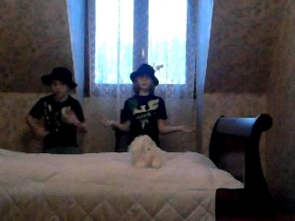 MT-two Macarons clip