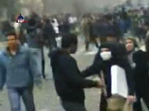 معترض خون آلود در حال مرگ، تهران عاشورا، یکشنبه، 6 آذر 1388