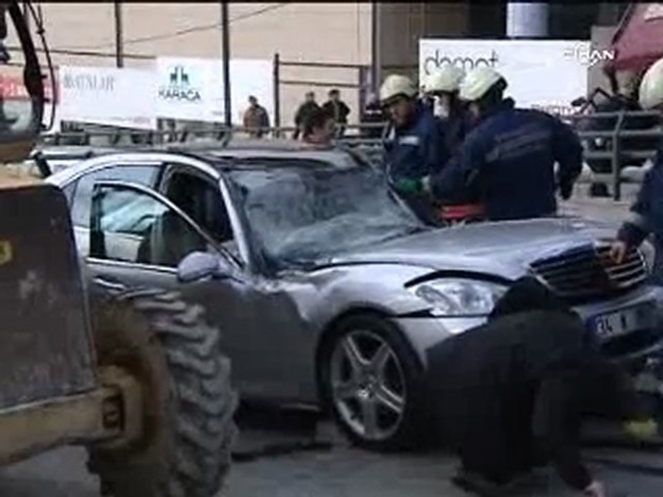 Otomobilin üzerine vinç devrildi