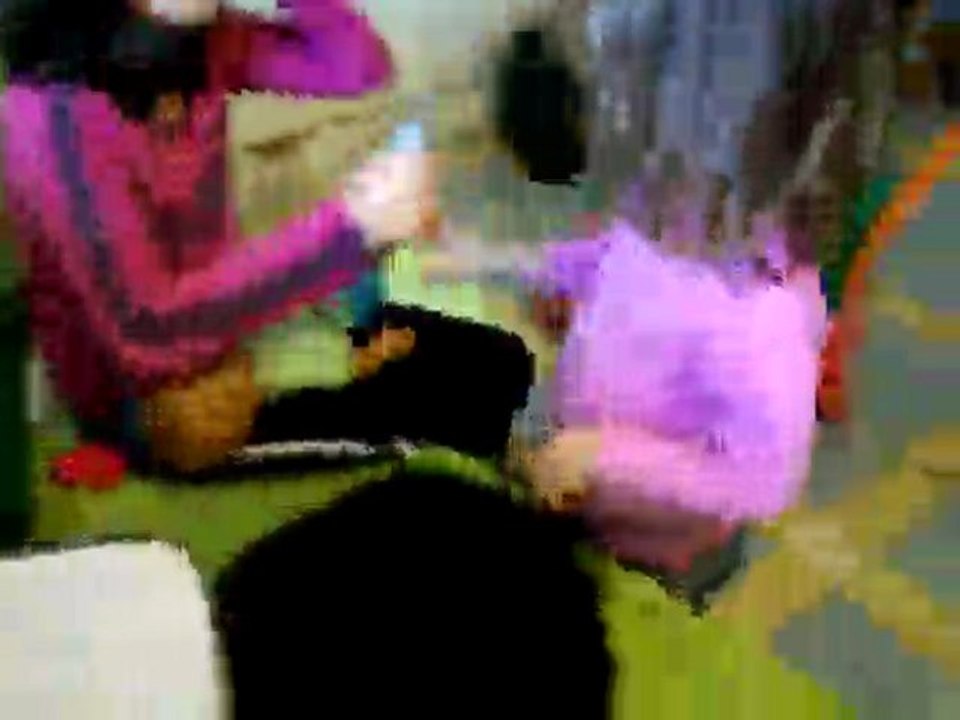 Sasha joue dans le salon