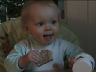 Louise danse et mange sur sa chaise haute