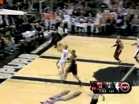 NBA Richard Jefferson blocks Michael Beasley's shot. Jeffer