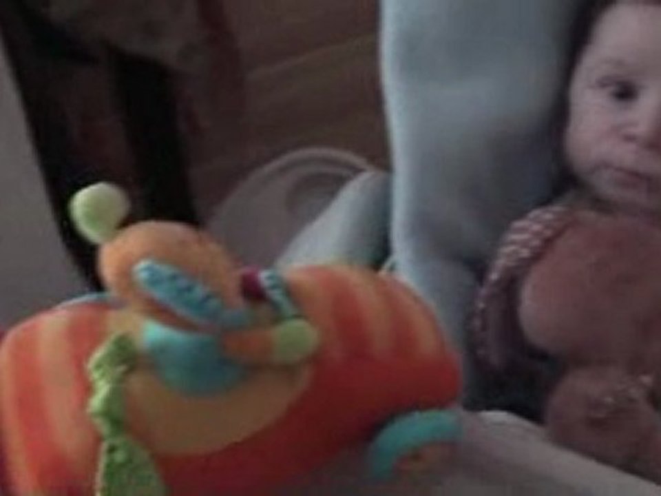 Eliot dans sa chaise, un peu de hauteur :)