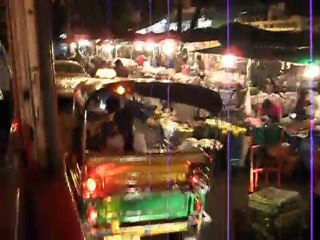 BKK la nuit par la fenêtre d'un bus
