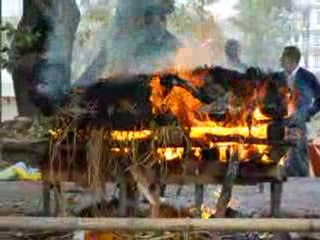 Crémation au pied de Swayambunath à Kathmandou