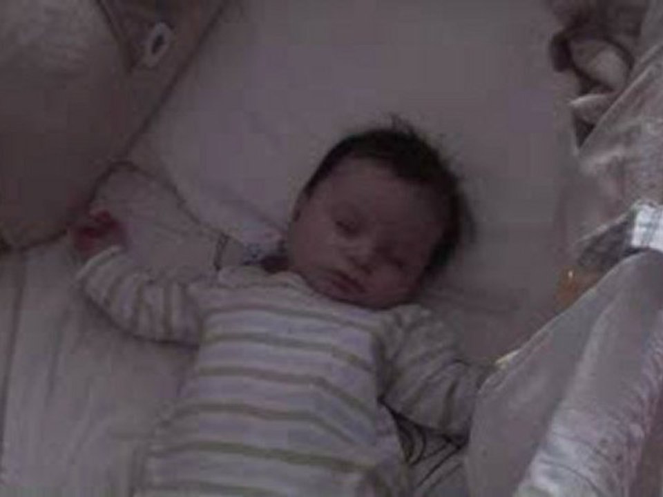 Eliot se repose dans sa chambre