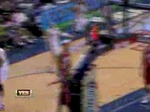 NBA LeBron James throws an amazing pass to Anderson Varejao,