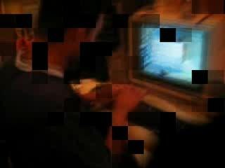 rodrigo em casa fazendo montagem