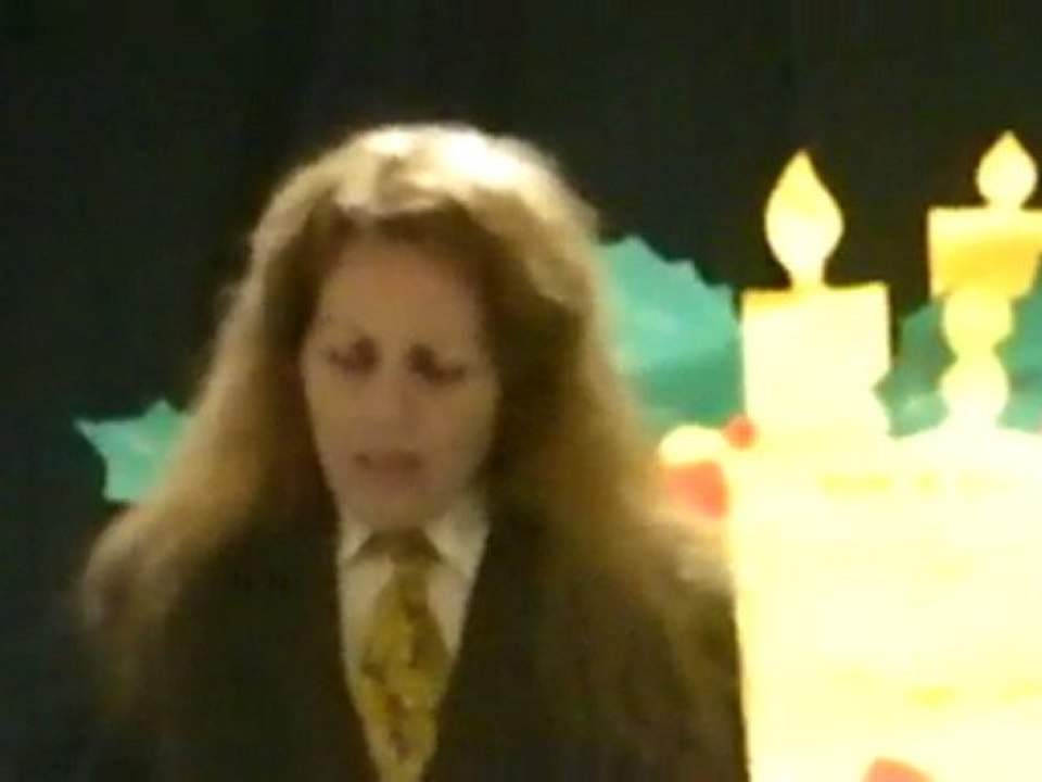 ANA ARIAS SAAVEDRA- RECITANDO SU POEMA: MUÑEQUITO AL NIÑO