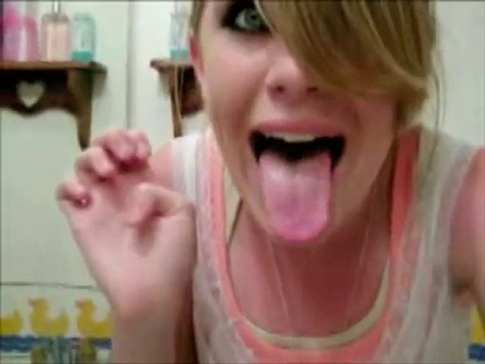 PETITE FILLE EN SOCQUETTES - Djam Deblues