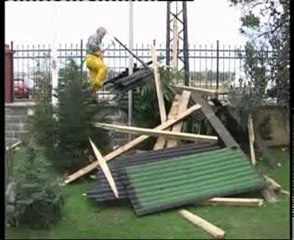 RİZE'DE ŞİDDETLİ RÜZGAR ÇATILARI UÇURDU