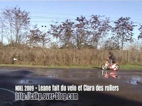 Noel 2009 - Leane fait du velo et Clara du roller