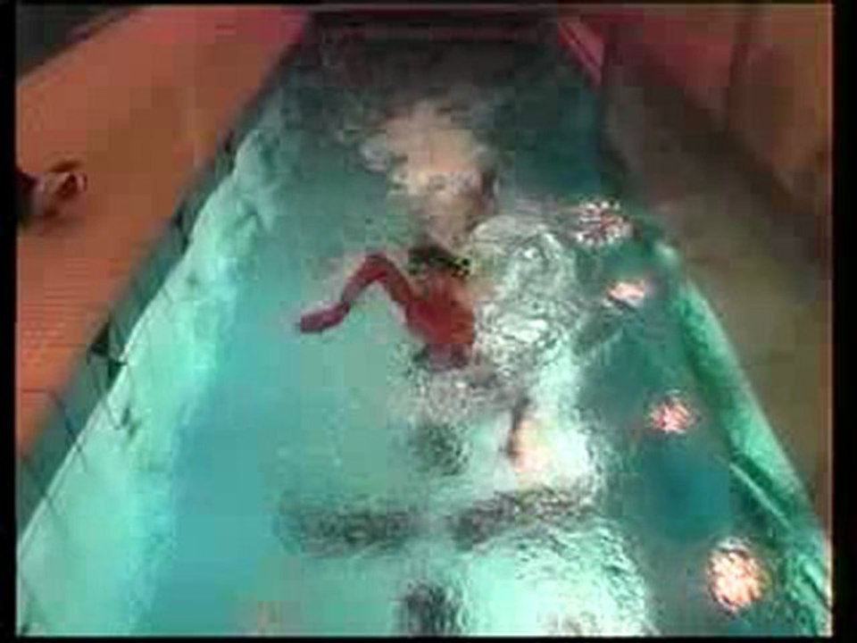 Joël im Schwimm-Kanal (Freistil)