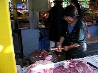 Metzgerin auf dem Markt in Otavalo