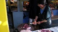 Metzgerin auf dem Markt in Otavalo