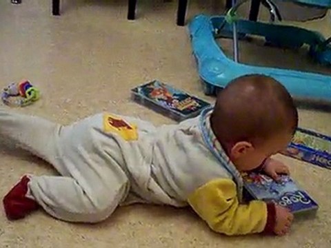 NOE 7 mois et demi YOUPIIIIIII je marche à 4 pattes !!!:)))