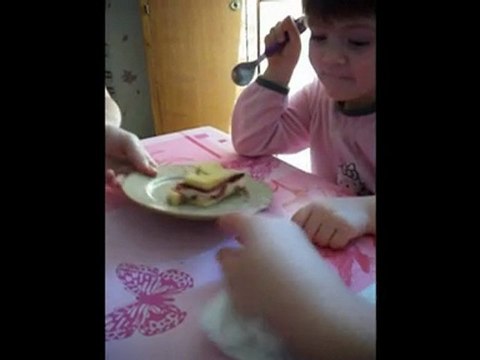 Emilie et le gâteau d'anniv à papa !