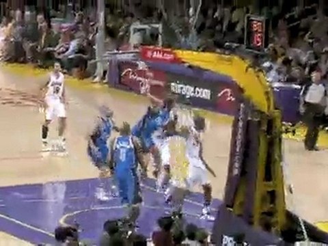 NBA Kobe Bryant makes a nice pass going around Dirk Nowitzki
