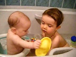 Camille avec Maelle dans le bain