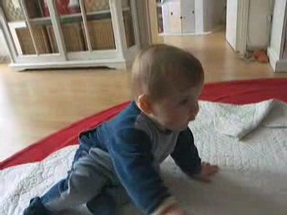 Anaïs marche à 4 pattes et s'assoie !