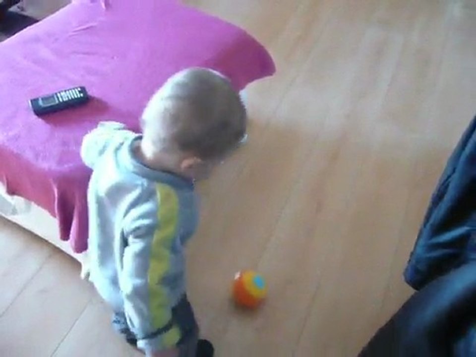Tom imite ZIZOU