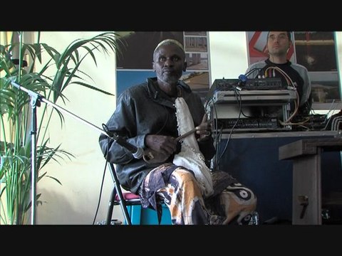 Umberto Eco en visite sur l'axe majeur Horloge à Cergy