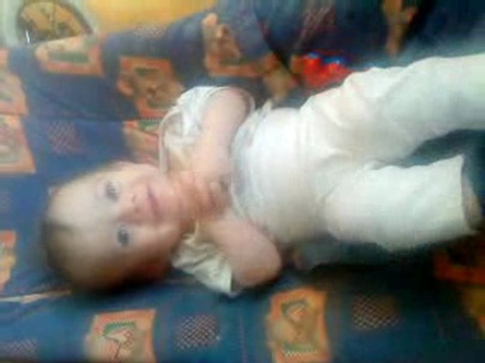 leker med leksak och gungar babysitter..