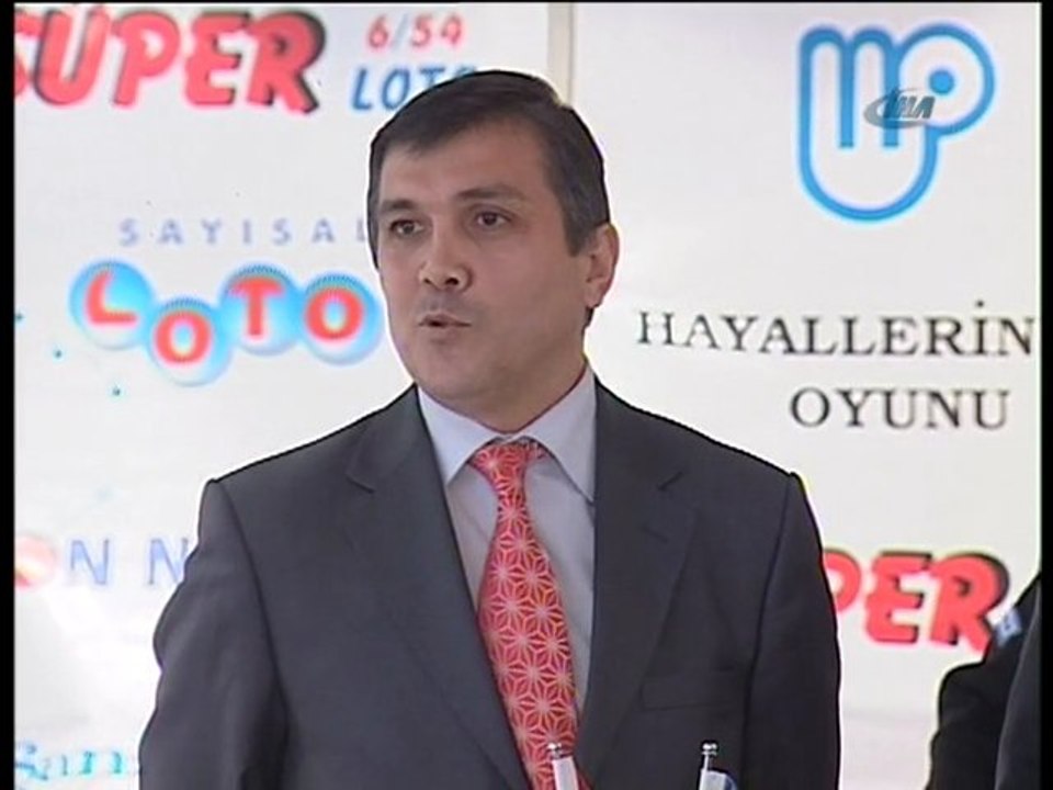 Milli Piyango Büyük İkramiyesinin Talihlisi Çekini Aldı