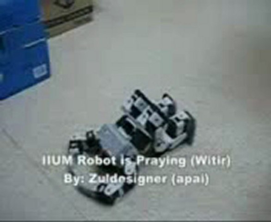 robot fait la priere