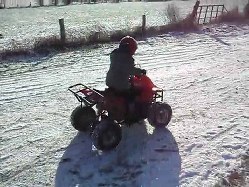mon fils de 4 ans en quad dans la neige