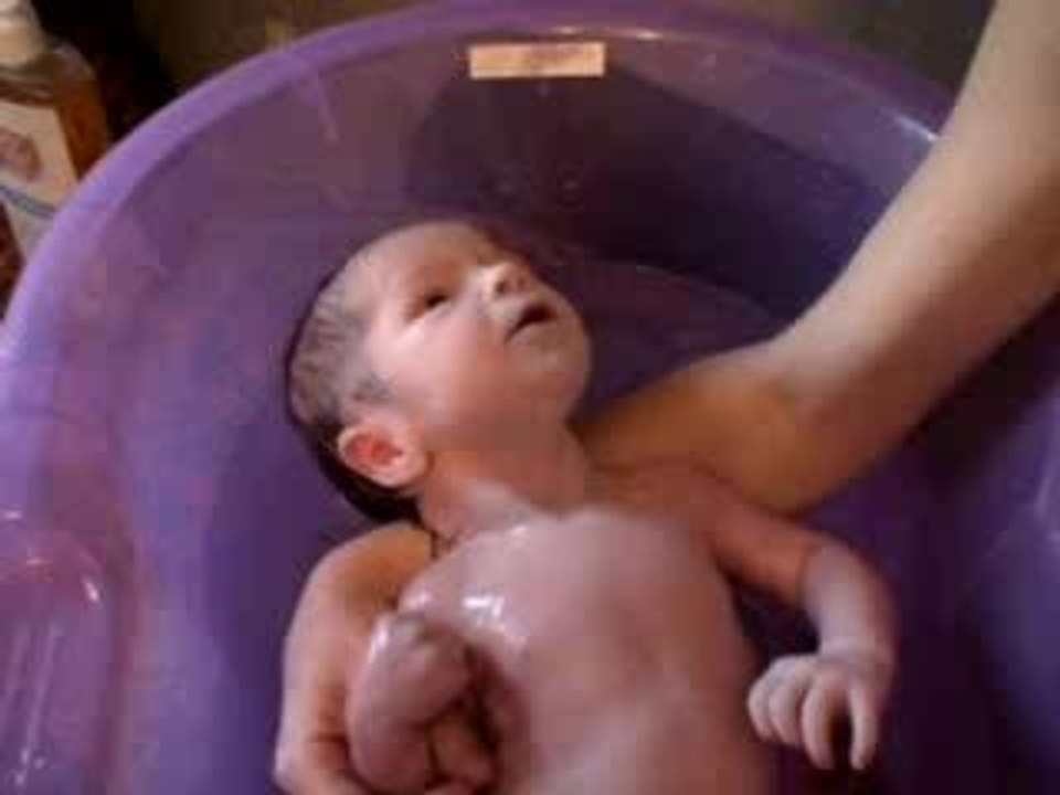 bebe dans bain