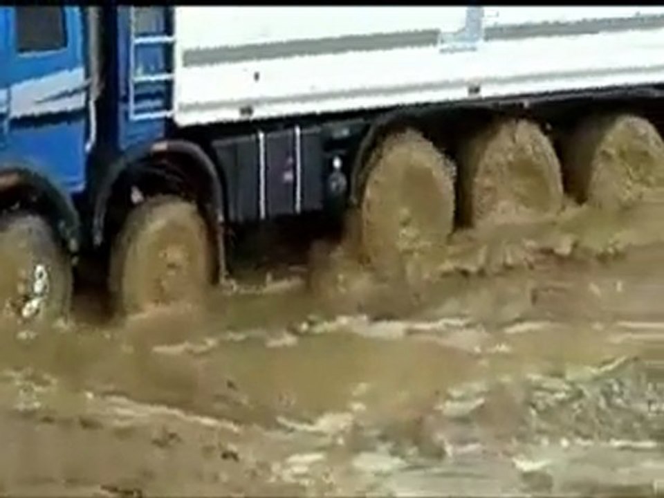 mercedes kamyon çamurdan çıkıyor inanılmaz bir çamur.