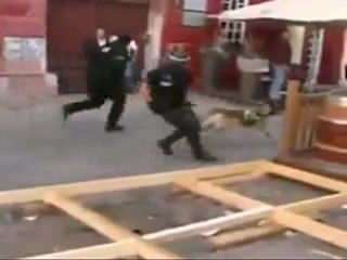 Charge policière à deux balles
