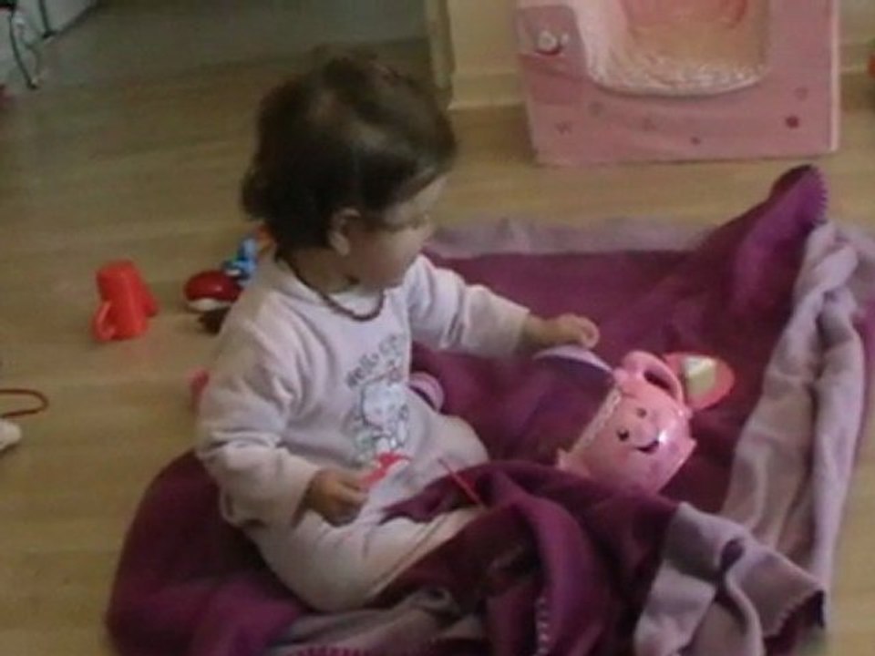 Rachel joue a la dinette !