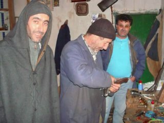 Chez Belmihoub Mestapha, artisan-armurier d'Ighil Ali