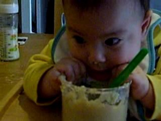 tristan mange tous seul !!