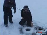 Buz tutan gölde balık avı
