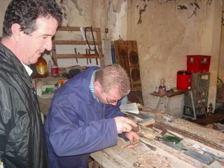 Aissa Belmihoub, jeune sculpteur sur bois à Ighil Ali