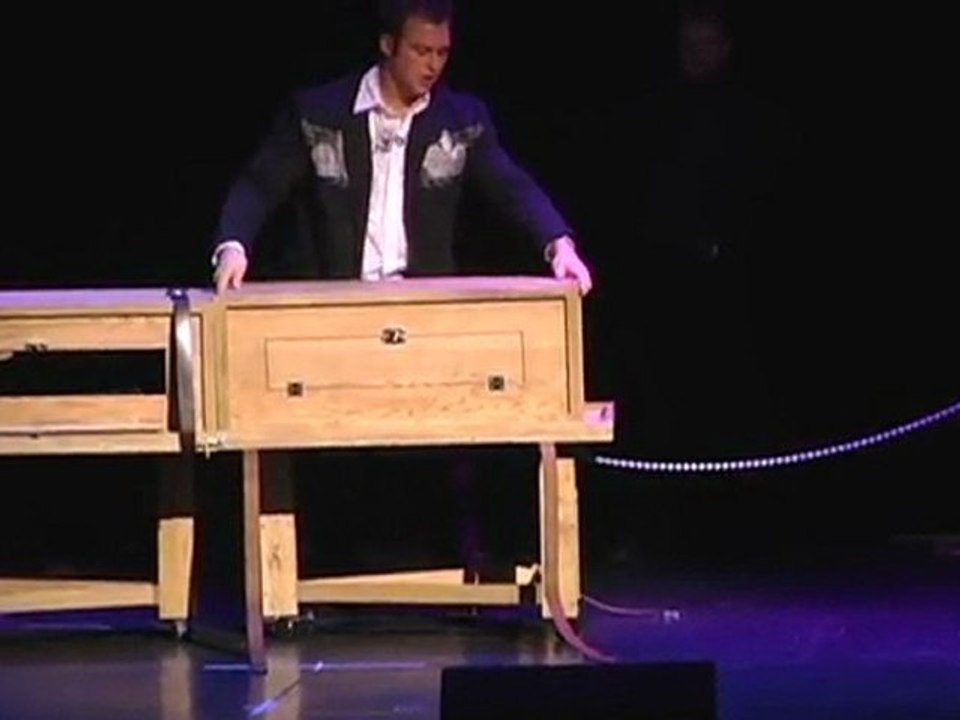 Nashville, TN Magician-Sawing a Woman in Half