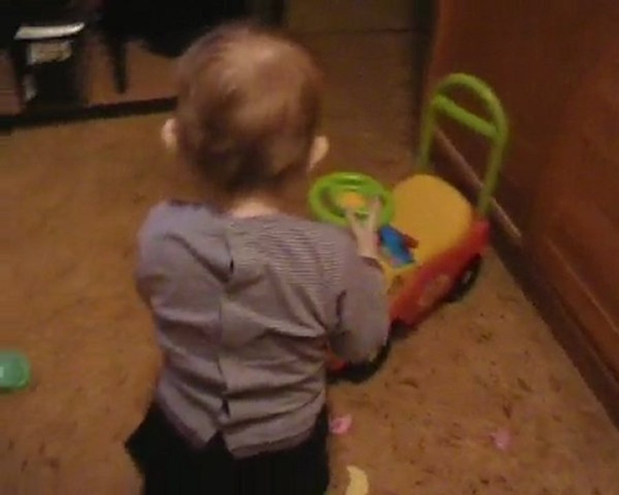 Je marche  ( Tatiana a 13 mois ).